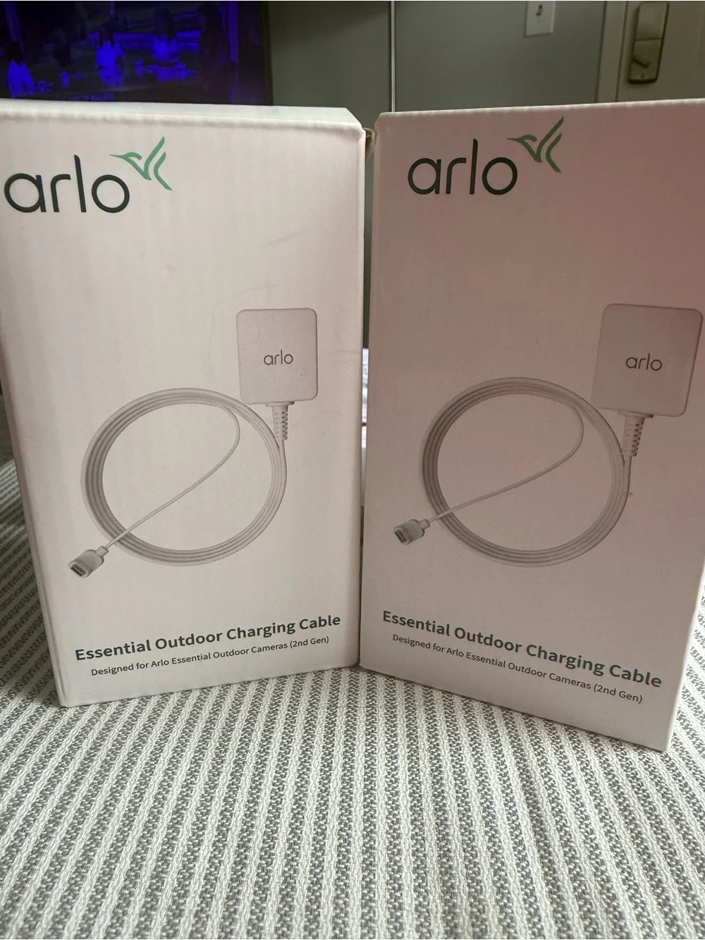 Arlo Indoor/Outdoor Mount and 2 Essential Outdoor Charging Cable - White